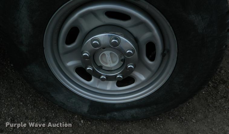 image for item K2681 2005 Ford F250 Super Duty SuperCab flatbed pickup truck