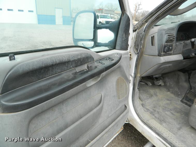 image for item K2681 2005 Ford F250 Super Duty SuperCab flatbed pickup truck