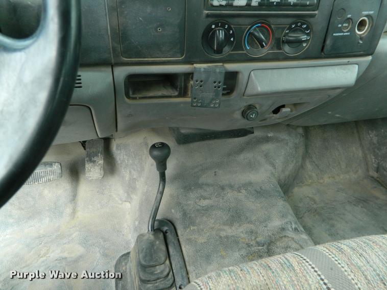 image for item K2681 2005 Ford F250 Super Duty SuperCab flatbed pickup truck