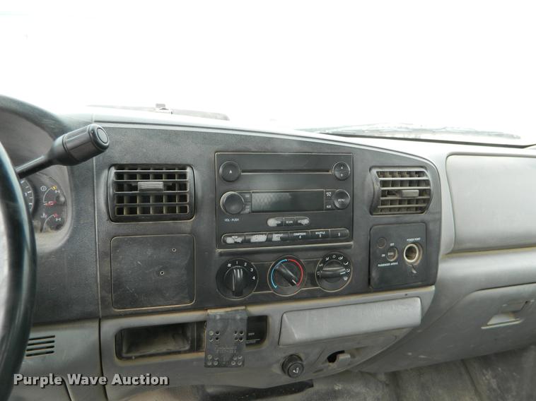 image for item K2681 2005 Ford F250 Super Duty SuperCab flatbed pickup truck