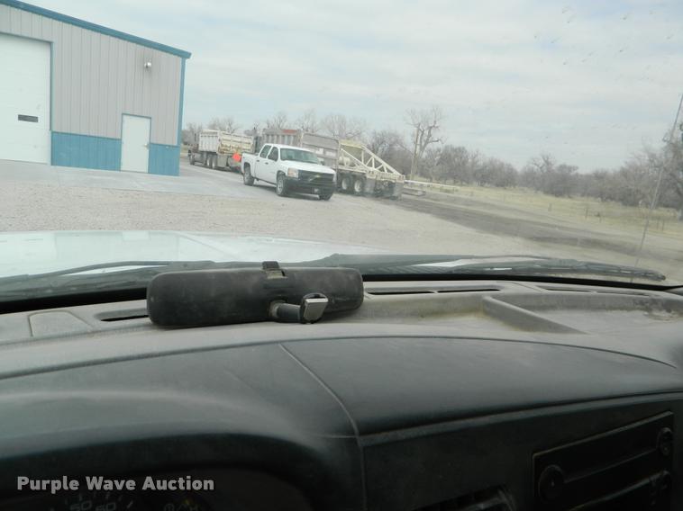 image for item K2681 2005 Ford F250 Super Duty SuperCab flatbed pickup truck