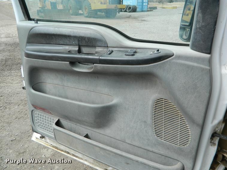 image for item K2681 2005 Ford F250 Super Duty SuperCab flatbed pickup truck