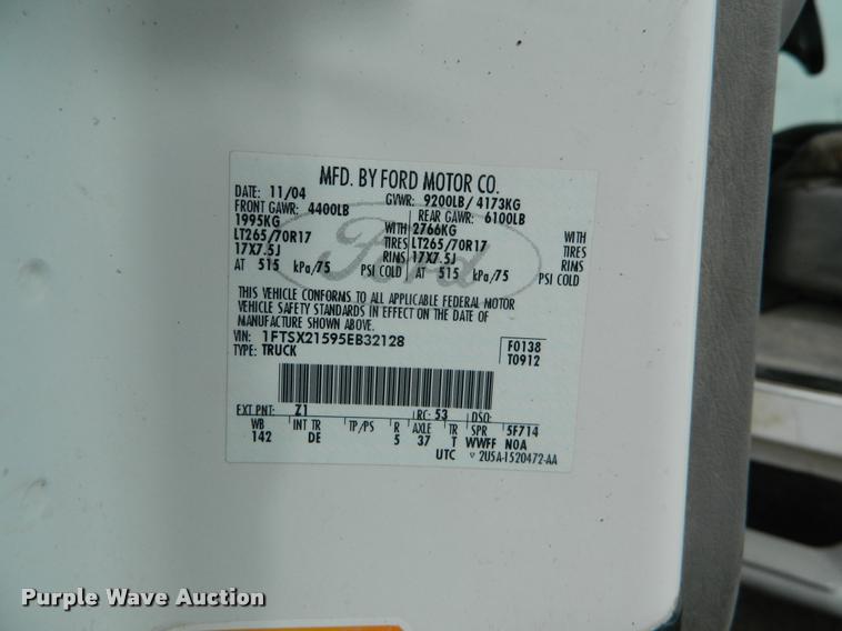 image for item K2681 2005 Ford F250 Super Duty SuperCab flatbed pickup truck