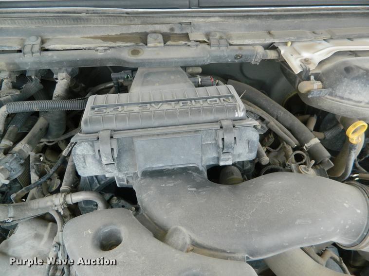 image for item K2681 2005 Ford F250 Super Duty SuperCab flatbed pickup truck