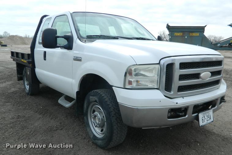 image for item K2681 2005 Ford F250 Super Duty SuperCab flatbed pickup truck