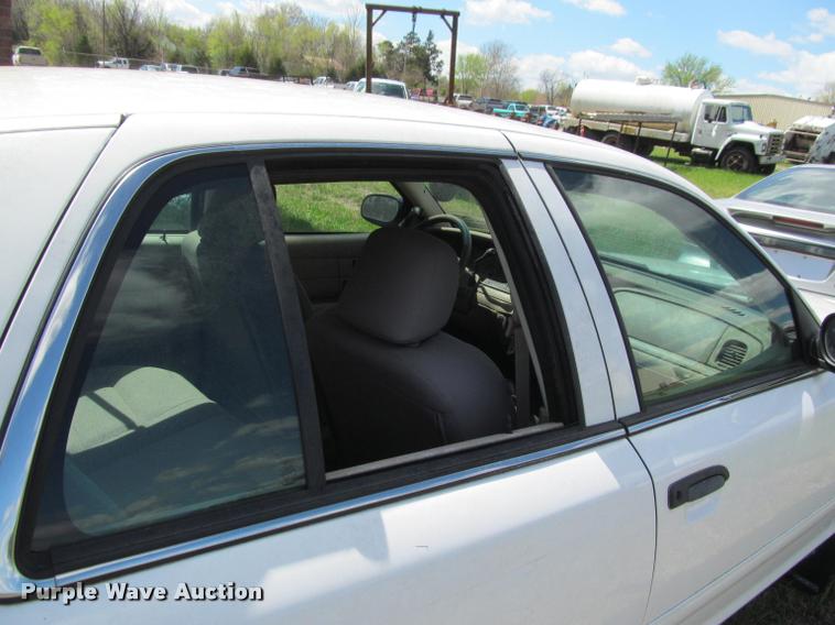 image for item K4931 2004 Ford Crown Victoria Police Interceptor