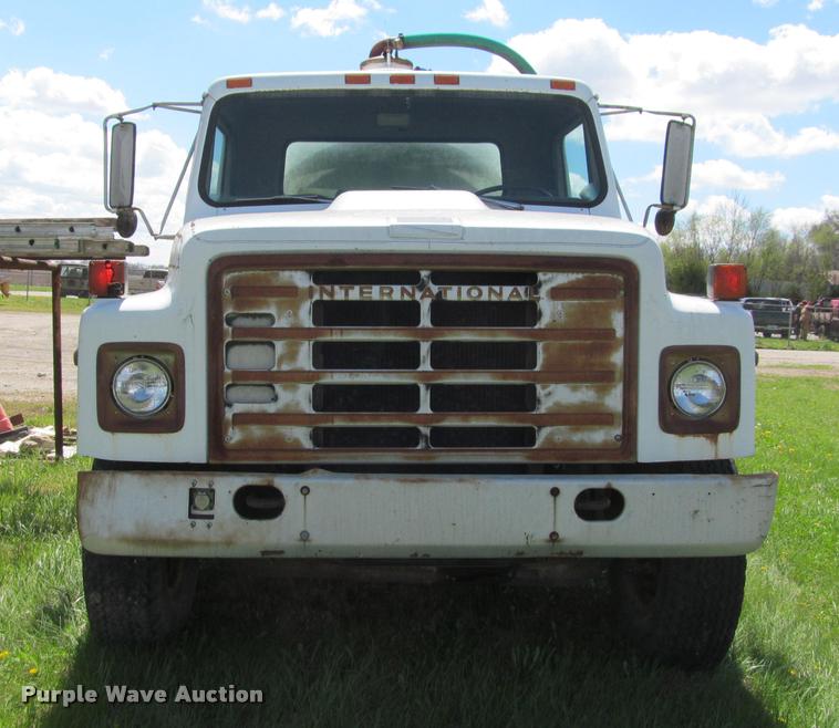 image for item K4933 1982 International F1924 vacuum truck