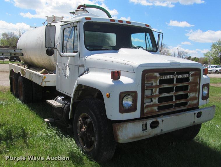 image for item K4933 1982 International F1924 vacuum truck