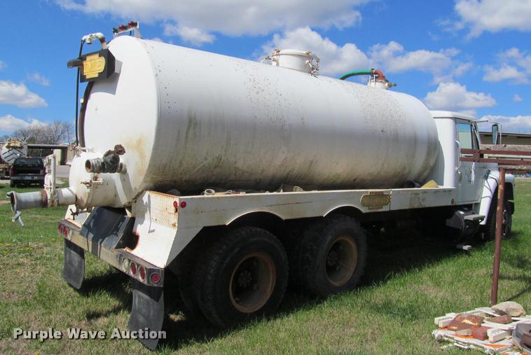 image for item K4933 1982 International F1924 vacuum truck