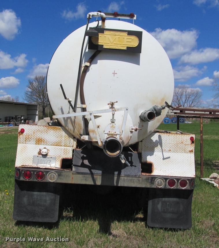 image for item K4933 1982 International F1924 vacuum truck