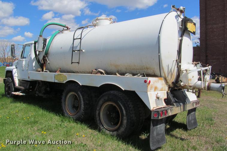 image for item K4933 1982 International F1924 vacuum truck