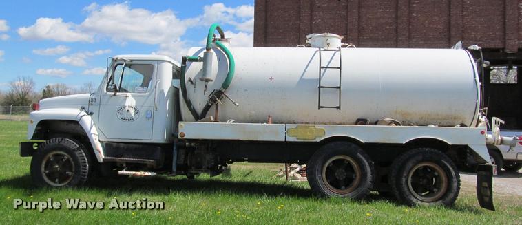 image for item K4933 1982 International F1924 vacuum truck