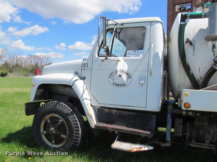 image for item K4933 1982 International F1924 vacuum truck