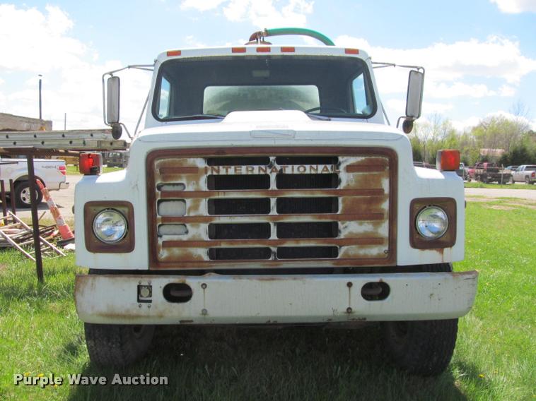 image for item K4933 1982 International F1924 vacuum truck