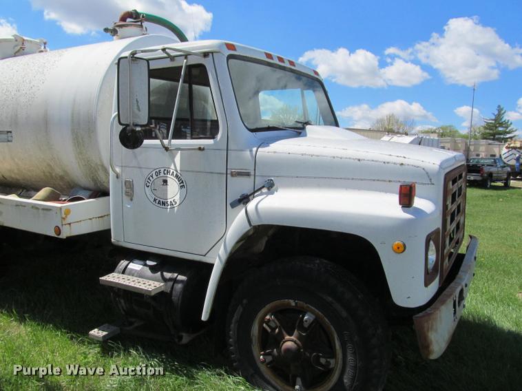 image for item K4933 1982 International F1924 vacuum truck