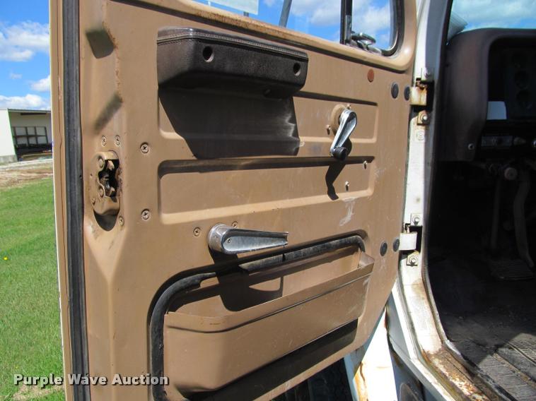 image for item K4933 1982 International F1924 vacuum truck