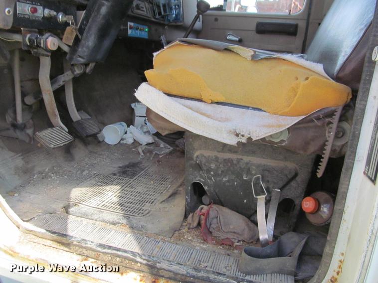 image for item K4933 1982 International F1924 vacuum truck