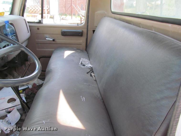 image for item K4933 1982 International F1924 vacuum truck