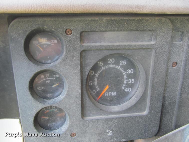 image for item K4933 1982 International F1924 vacuum truck