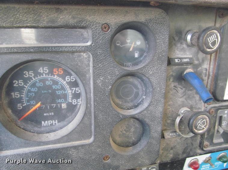 image for item K4933 1982 International F1924 vacuum truck