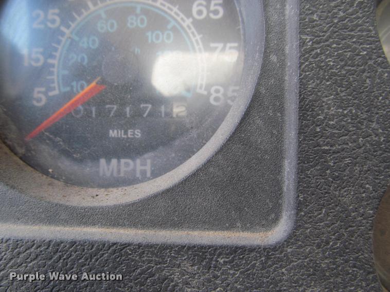 image for item K4933 1982 International F1924 vacuum truck