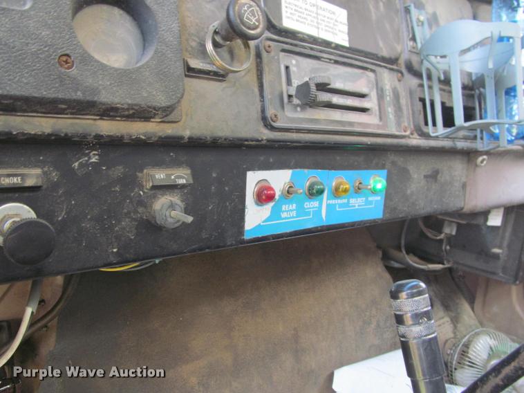 image for item K4933 1982 International F1924 vacuum truck