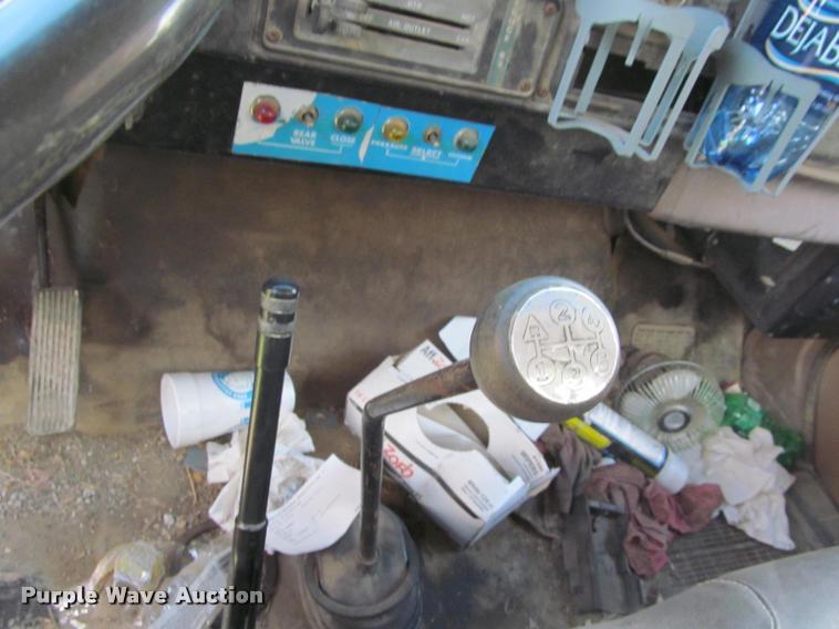 image for item K4933 1982 International F1924 vacuum truck