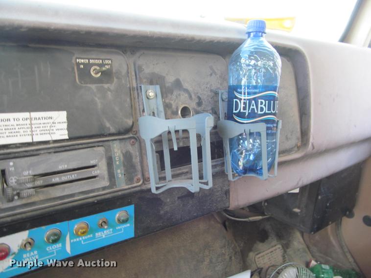 image for item K4933 1982 International F1924 vacuum truck