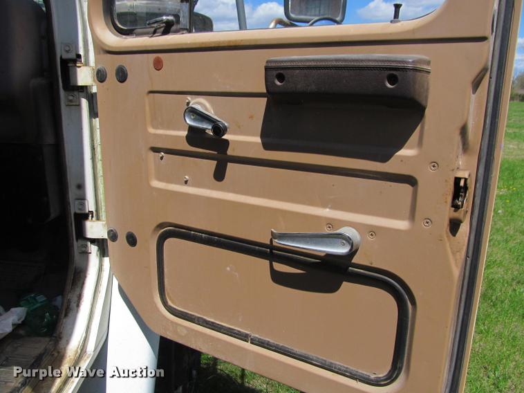 image for item K4933 1982 International F1924 vacuum truck