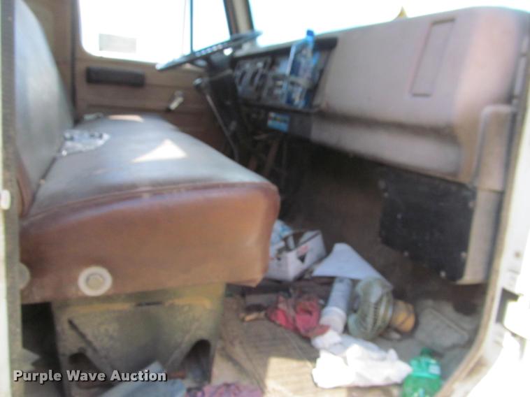 image for item K4933 1982 International F1924 vacuum truck