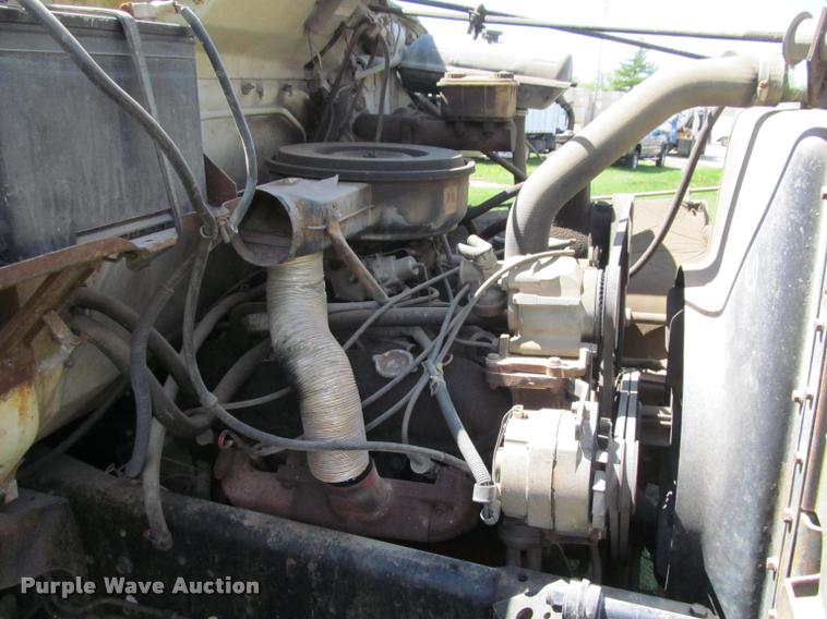 image for item K4933 1982 International F1924 vacuum truck