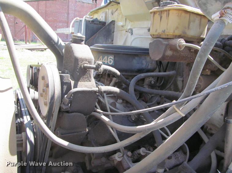 image for item K4933 1982 International F1924 vacuum truck