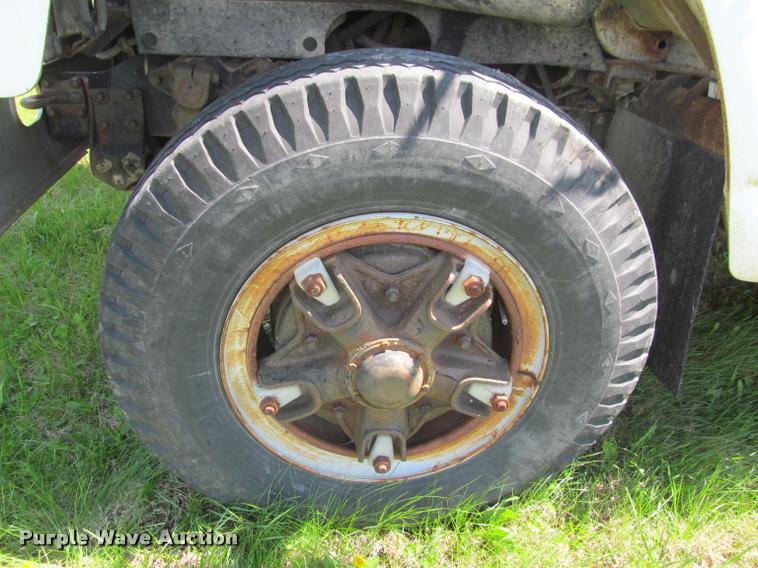 image for item K4933 1982 International F1924 vacuum truck