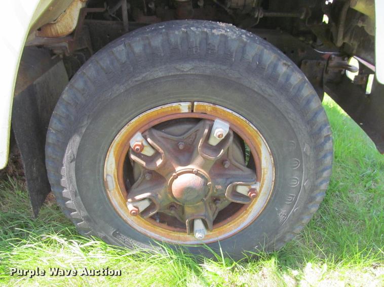 image for item K4933 1982 International F1924 vacuum truck