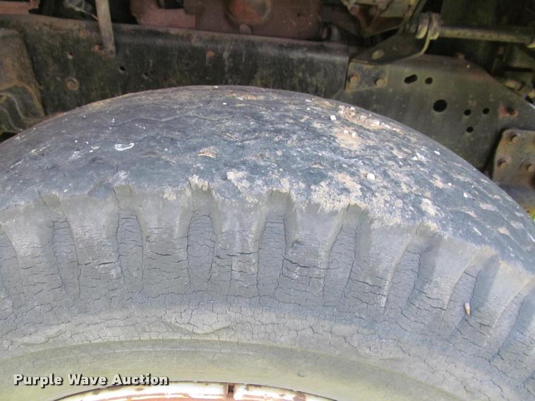 image for item K4933 1982 International F1924 vacuum truck