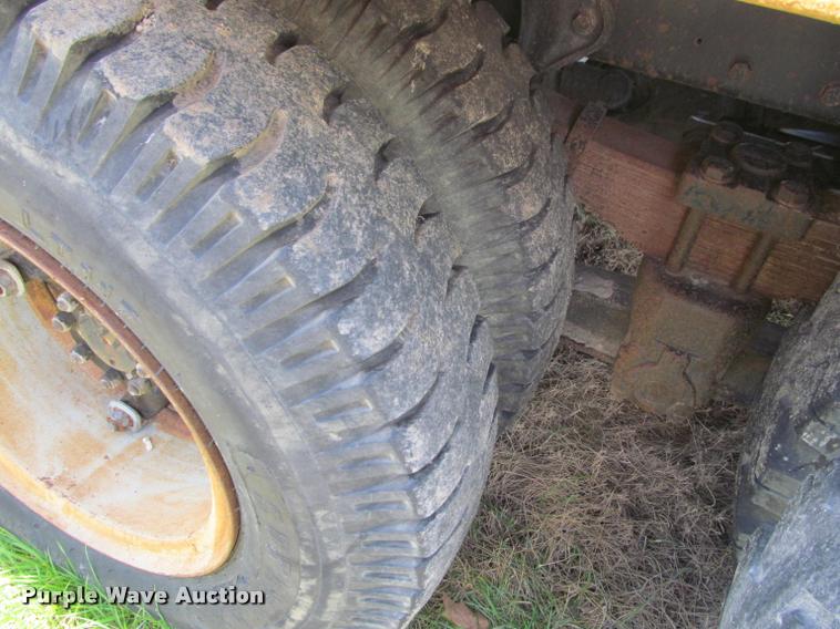 image for item K4933 1982 International F1924 vacuum truck