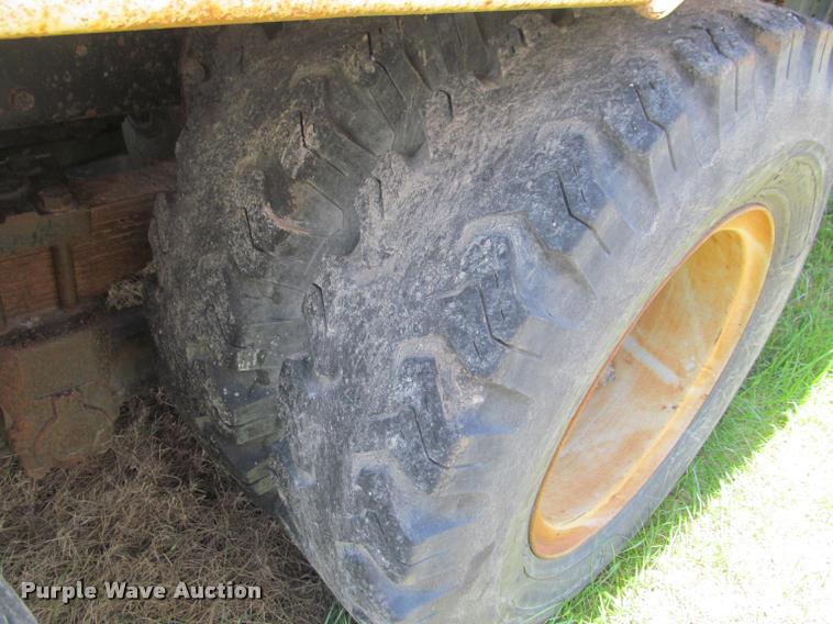 image for item K4933 1982 International F1924 vacuum truck