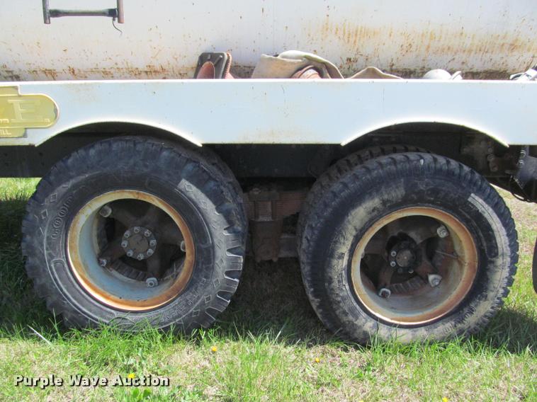 image for item K4933 1982 International F1924 vacuum truck