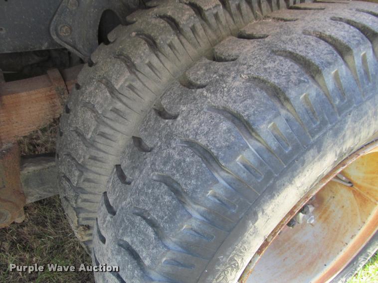 image for item K4933 1982 International F1924 vacuum truck