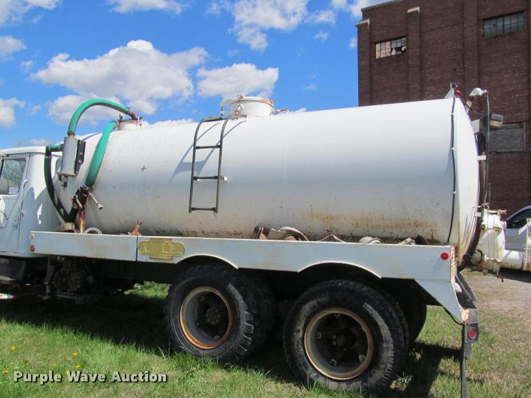 image for item K4933 1982 International F1924 vacuum truck