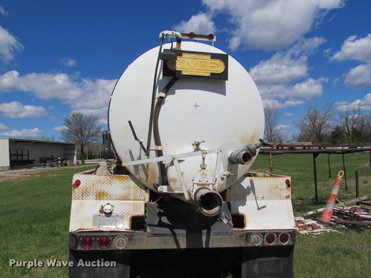 image for item K4933 1982 International F1924 vacuum truck