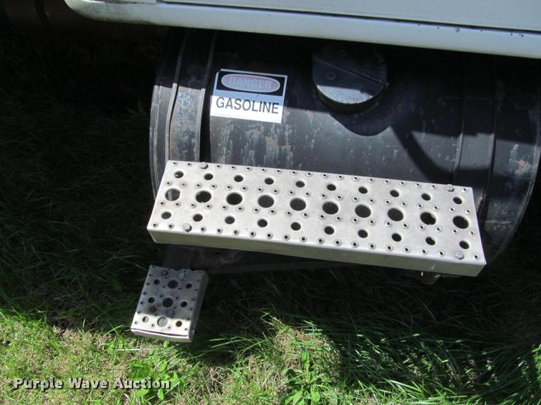 image for item K4933 1982 International F1924 vacuum truck