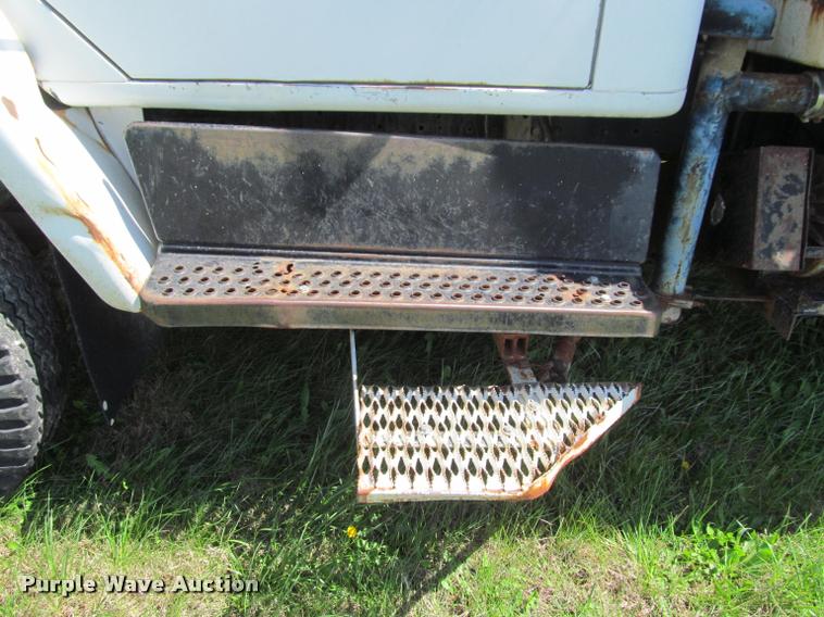 image for item K4933 1982 International F1924 vacuum truck