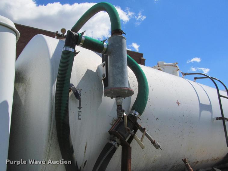 image for item K4933 1982 International F1924 vacuum truck