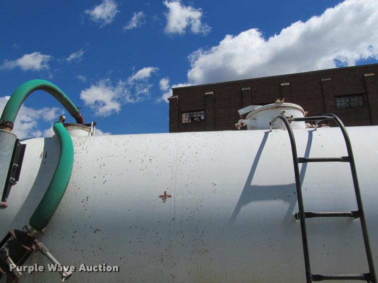 image for item K4933 1982 International F1924 vacuum truck