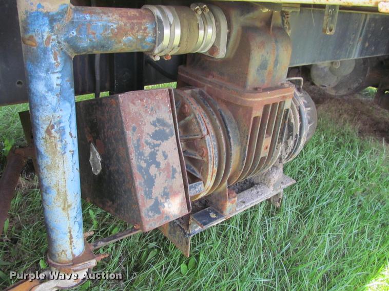 image for item K4933 1982 International F1924 vacuum truck