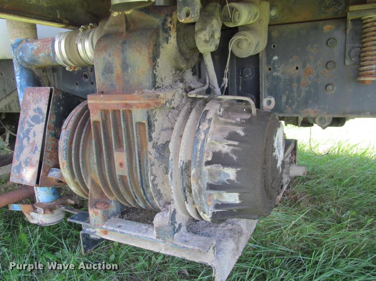 image for item K4933 1982 International F1924 vacuum truck