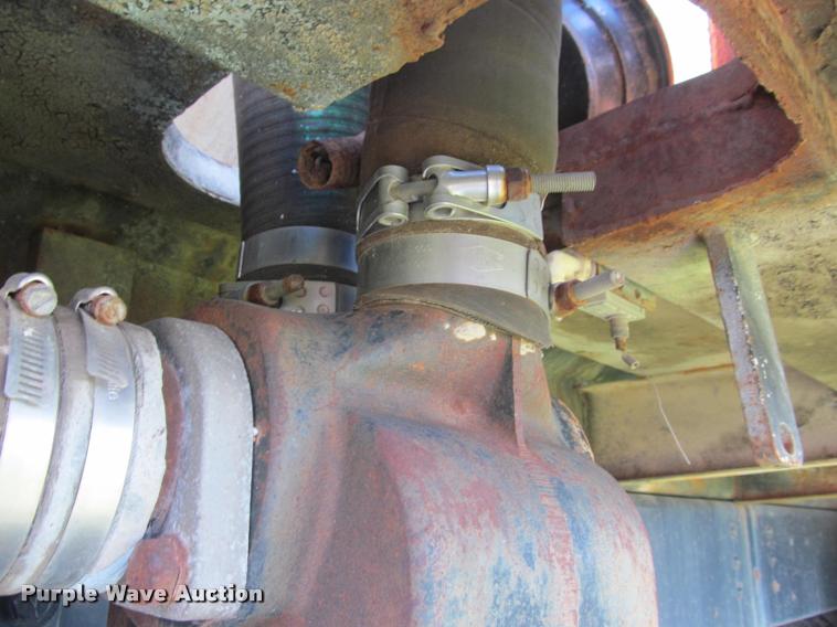 image for item K4933 1982 International F1924 vacuum truck