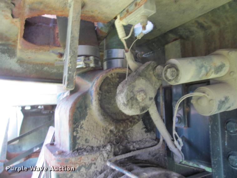 image for item K4933 1982 International F1924 vacuum truck