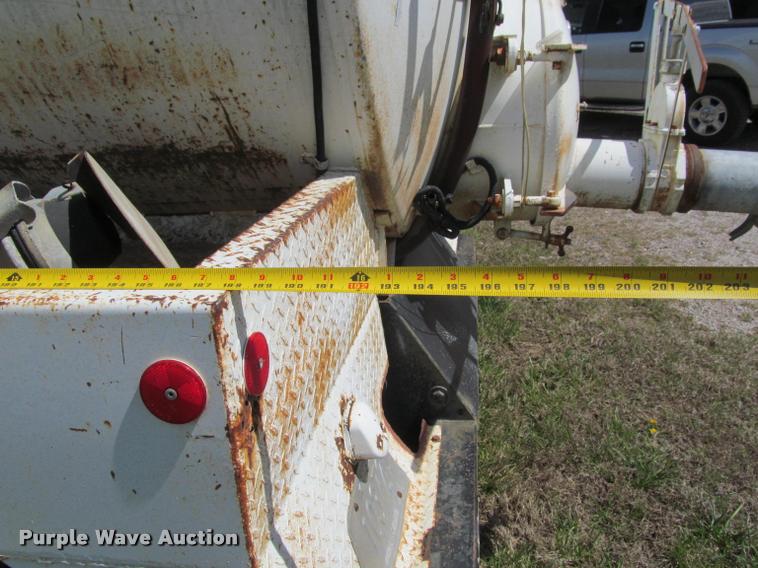 image for item K4933 1982 International F1924 vacuum truck